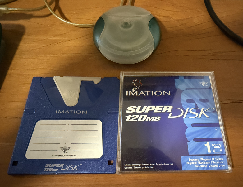 Arquivo:Imac-g3-superdisk-floppy03.png